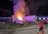 Accident feroviar în Bacău: un tren InterRegio s-a ciocnit cu o autocisternă, iar vehiculul a luat foc