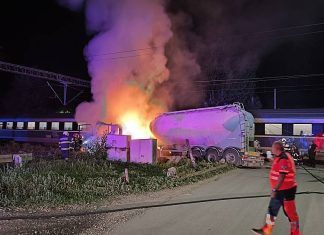 Accident feroviar în Bacău: un tren InterRegio s-a ciocnit cu o autocisternă, iar vehiculul a luat foc