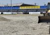 Lucrările de modernizare a stadionului Aerostar Bacău continuă, în ciuda caniculei. Au fost montați stâlpii instalației de nocturnă