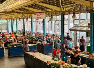 Primăria Bacău scoate la licitație zeci de spații comerciale în Piața Centrală și Piața de Gros