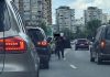 La semafor, printre mașini, după PET-uri și doze