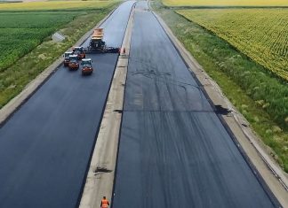 Noi imagini de pe șantierul Autostrăzii A7, lotul Mircești – Pașcani. Peste 11 kilometri de asfalt, în strat de legătură
