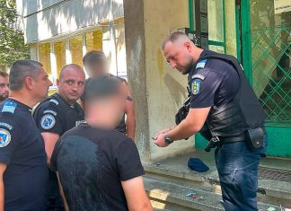 Jandarm aflat în timpul liber a observat doi tineri cu comportament suspect. Asupra unuia au fost găsite substanțe susceptibile a fi interzise