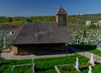 VIDEO | Povestea celei mai vechi biserici catolice din lemn din Moldova, ascunsă în inima Bacăului