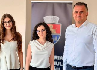 Primăria Bacău a premiat cele două absolvente care au obținut media 10 la Bacalaureat