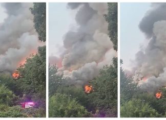 Incendiu puternic pe strada Letea din Bacău. O clădire a fost cuprinsă de flăcări, iar fumul se vede din tot orașul