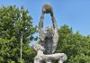 Statuia care se încăpățânează să reziste