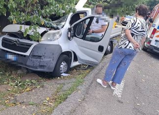 Accident rutier în Oituz: două persoane rănite după ce o mașină a intrat într-un copac