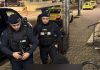 Bărbat cu o secure în mână, imobilizat de jandarmi în zona Gării Bacău
