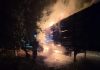 Semiremorca unui autocamion încărcat cu lemne a luat foc în comuna Pârjol