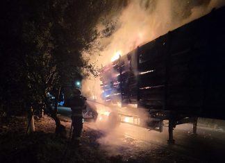 Semiremorca unui autocamion încărcat cu lemne a luat foc în comuna Pârjol