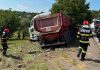 O autobasculantă a ieșit de pe carosabil în comuna Scorțeni, fără a se înregistra victime