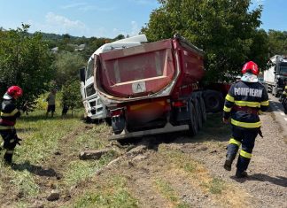 O autobasculantă a ieșit de pe carosabil în comuna Scorțeni, fără a se înregistra victime