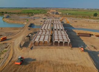 A7 prinde contur la Roman Nord: au început montarea grinzilor peste râul Moldova