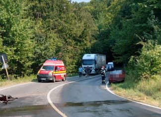 Trafic blocat pe DN 11, în comuna Măgura, după coliziunea dintre un autotren și un autoturism