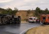 Autocamion încărcat cu fier vechi, răsturnat în Podu Turcului. Traficul a fost blocat pe ambele sensuri