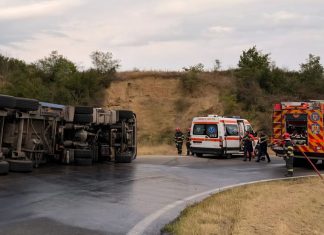 Autocamion încărcat cu fier vechi, răsturnat în Podu Turcului. Traficul a fost blocat pe ambele sensuri