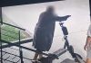 Cine a furat trotineta lăsata în scara blocului