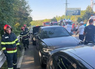 Accident cu șase autoturisme pe DN 11, în comuna Măgura. Patru persoane, între care doi copii, au ajuns la spital