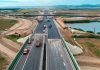 A7 / Bacău Sud: Se toarnă ultimul strat de asfalt la racordul cu bretelele nodului rutier