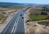 Ultimii metri de asfalt pe pasajul de la Cleja, un punct-cheie al lotului 3 al Autostrăzii A7 Focșani – Bacău
