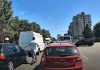 Trotinetist surprins lovind o mașină în Bacău și fugind de la locul incidentului. Imaginile au stârnit un val de reacții