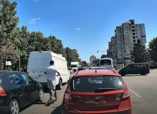 Trotinetist surprins lovind o mașină în Bacău și fugind de la locul incidentului. Imaginile au stârnit un val de reacții