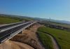 VIDEO | A7: Viaductul de la Nicolae Bălcescu a fost asfaltat complet. UMB montează parapetele și trasează marcajele