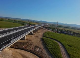VIDEO | A7: Viaductul de la Nicolae Bălcescu a fost asfaltat complet. UMB montează parapetele și trasează marcajele