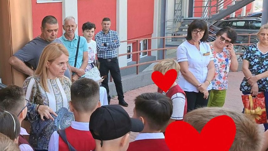 Ученики бачского лицея порадовали детей-пациентов в первый день школы