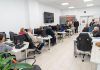 Seniorii din Onești învață să folosească tehnologia în cadrul atelierelor „Hai Digital”