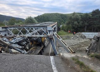 Pod provizoriu peste Trotuș, la Ciobănuș. Autoritățile caută soluții pentru reluarea circulației spre Miercurea Ciuc