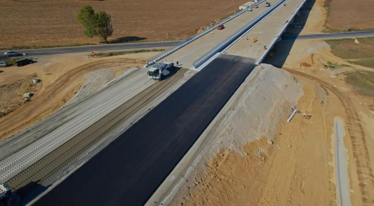 VIDEO | A7/UMB: Se asfaltează și se montează parapetele pe Viaductul Filipești
