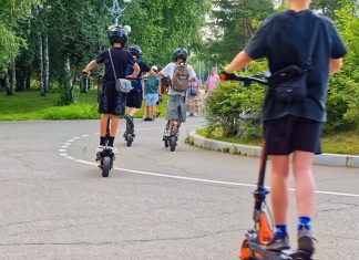 Cască obligatorie pentru toți cei care merg cu trotineta sau bicicleta electrică. Propunerea a trecut de Senat