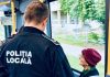 O băcăuancă de 84 de ani s-a rătăcit după ce a ieșit să cumpere pâine. Cum au ajutat-o polițiștii locali să ajungă acasă