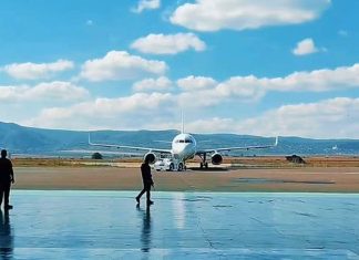 Cum intră un Airbus A320 într-un hangar prea mic pentru înălțimea avionului?
