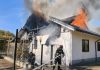 Incendiu în Tisa-Silvestri. O anexă, acoperișul unei case și un adăpost de animale, cuprinse de flăcări